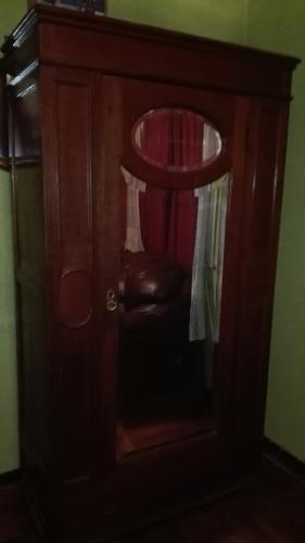 Vendo ropero antiguo una puerta con espejo y  - Imagen 3